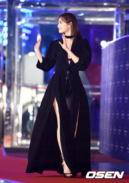 Thảm đỏ Baeksang 2018: Ngập tràn mỹ nhân, Chị Đẹp Son Ye Jin tình tứ nắm tay trai trẻ Thảm đỏ Baeksang 2018: Ngập tràn mỹ nhân, Chị Đẹp Son Ye Jin tình tứ nắm tay trai trẻ